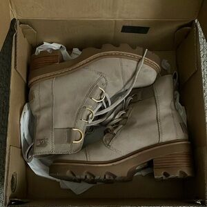 Sorel Light Tan Lace-Up Boots